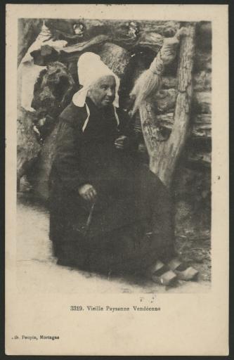 De vieilles femmes filant la laine (fuseaux) / Dugleux phot. (vue 2).